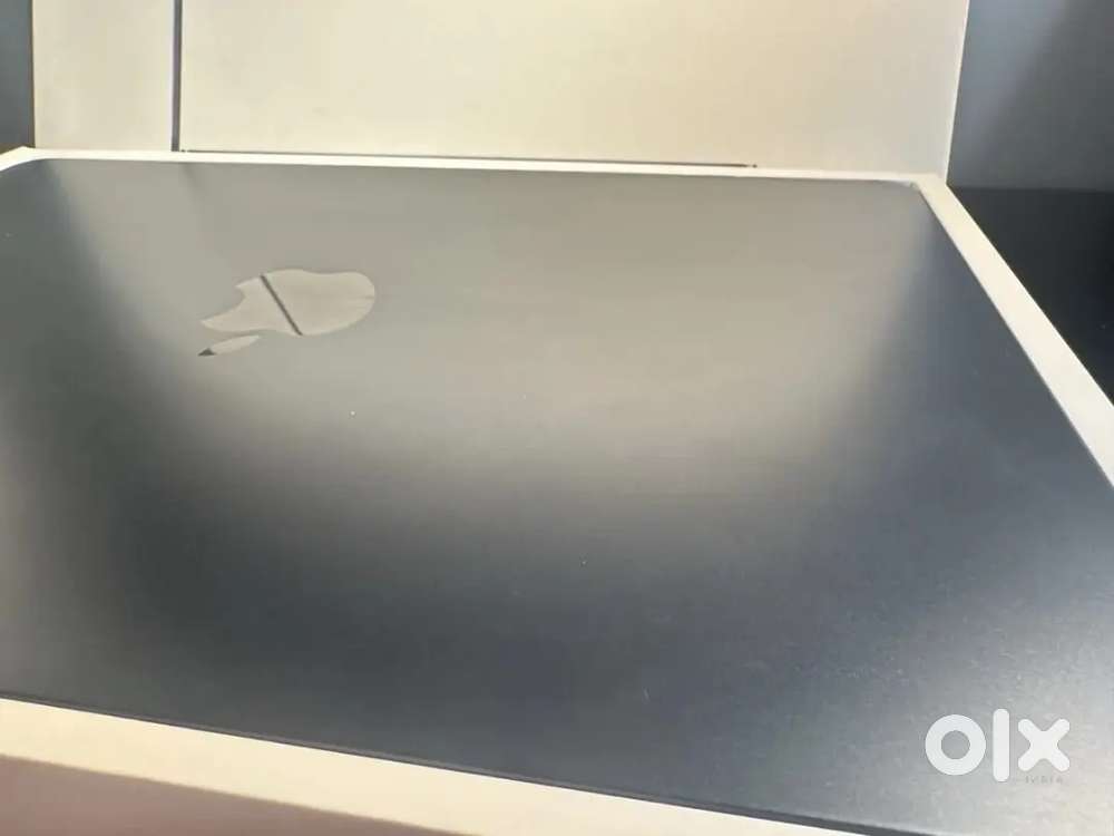 Apple MacBook Air 13-inch 2024 M3 / 8GB RAM / 256GB SSD / 8-Core GPU /