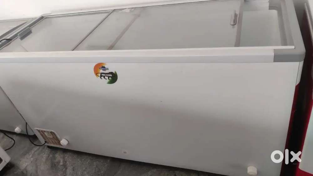 Ice cream freezer 350ltr glass top urgent sale please buys can message