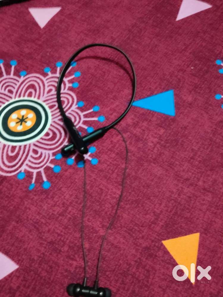 This ear phone mrp is 800 but I'm giving this ear phone in only 699