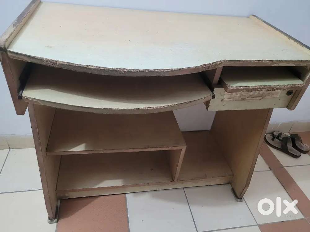 Computer table