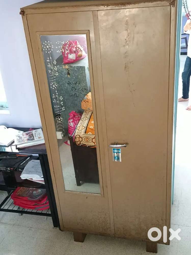 કબાટ વેચવા નો છે