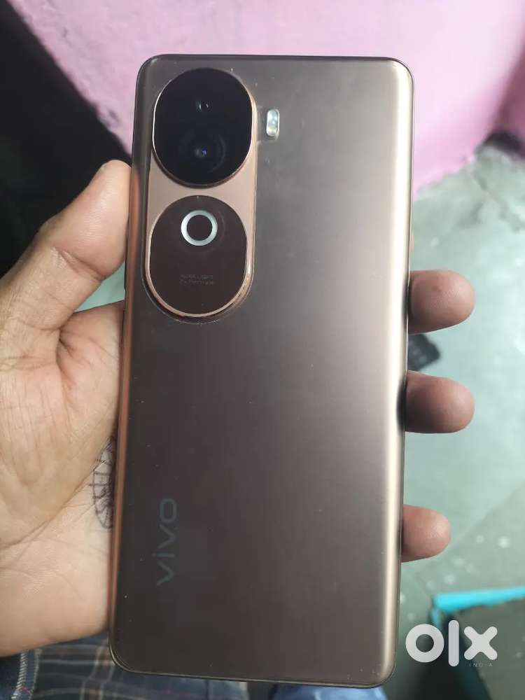 Vivo v40 e 8+8/256 न्यू कंडीशन है मनी प्रॉब्लम है इस लिए बेच रहा हु