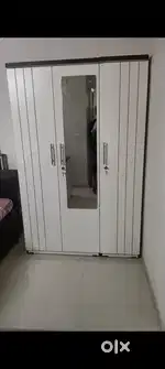 3 doors wardrobe with mirror