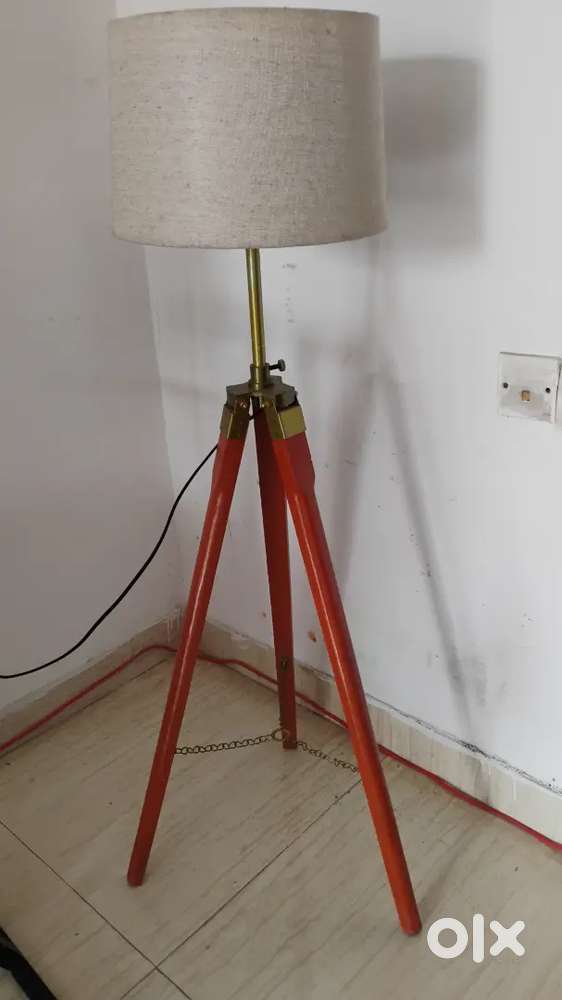 Tripod floor lamp