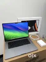 Apple Macbook Pro { 4TB SSD Intel Core i7 / i9 RAM 32GB }
