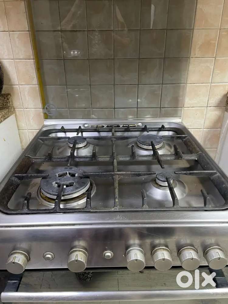 4 burner cooking range with oven & griller in extremely good condition