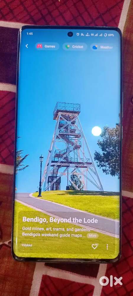 Vivo v27 5g 6-128 Phone ke front screen glass par chota sa crack hai