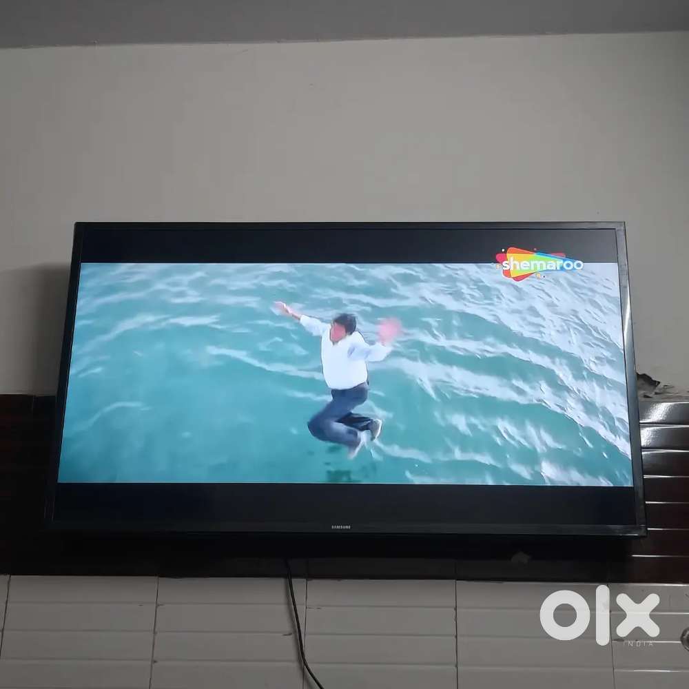 Samsung ka 43 inch led smart h ok h ek dum bill b h 30000 hajar ka lia
