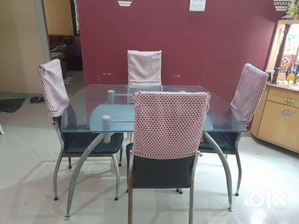 DINNING TABLE WITH FOUR CHAIRS
