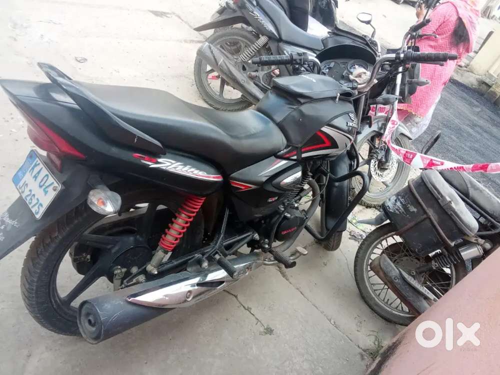 Good condition honda shine show room' service single onwer
