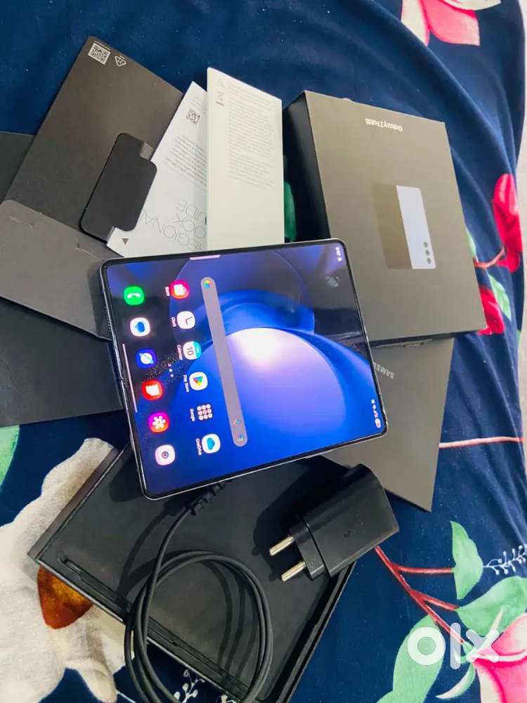 Samsung fold 5 full kit with box charger notiphone17 pro