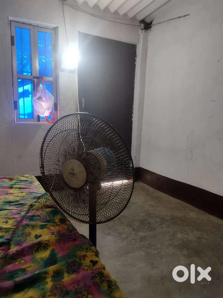 Room khali hai family and student dono rah sakte hai