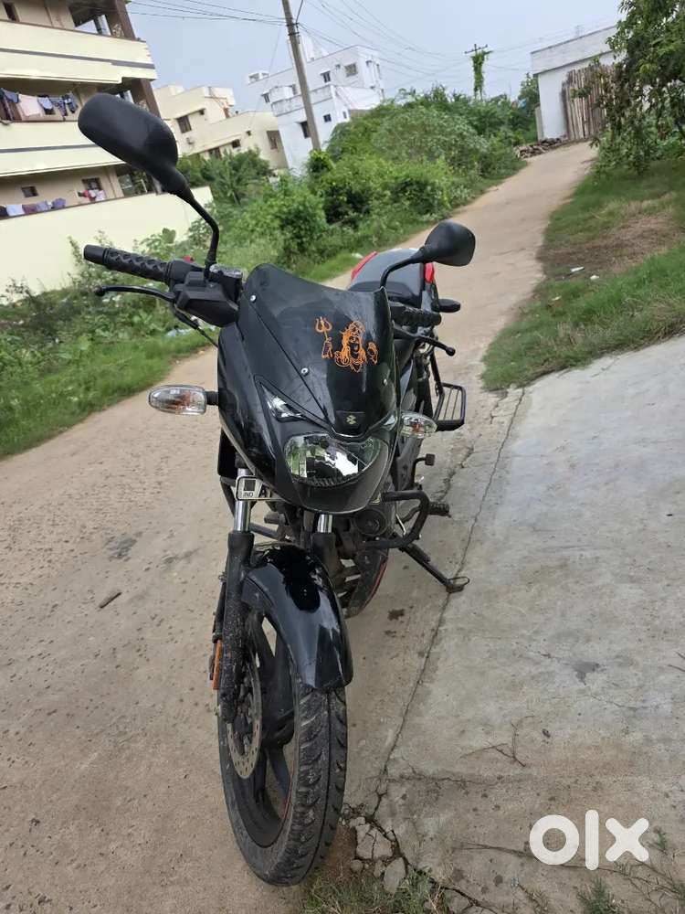 Bajaj Pulsar 125 split seat BS6 less driven bike very good condition