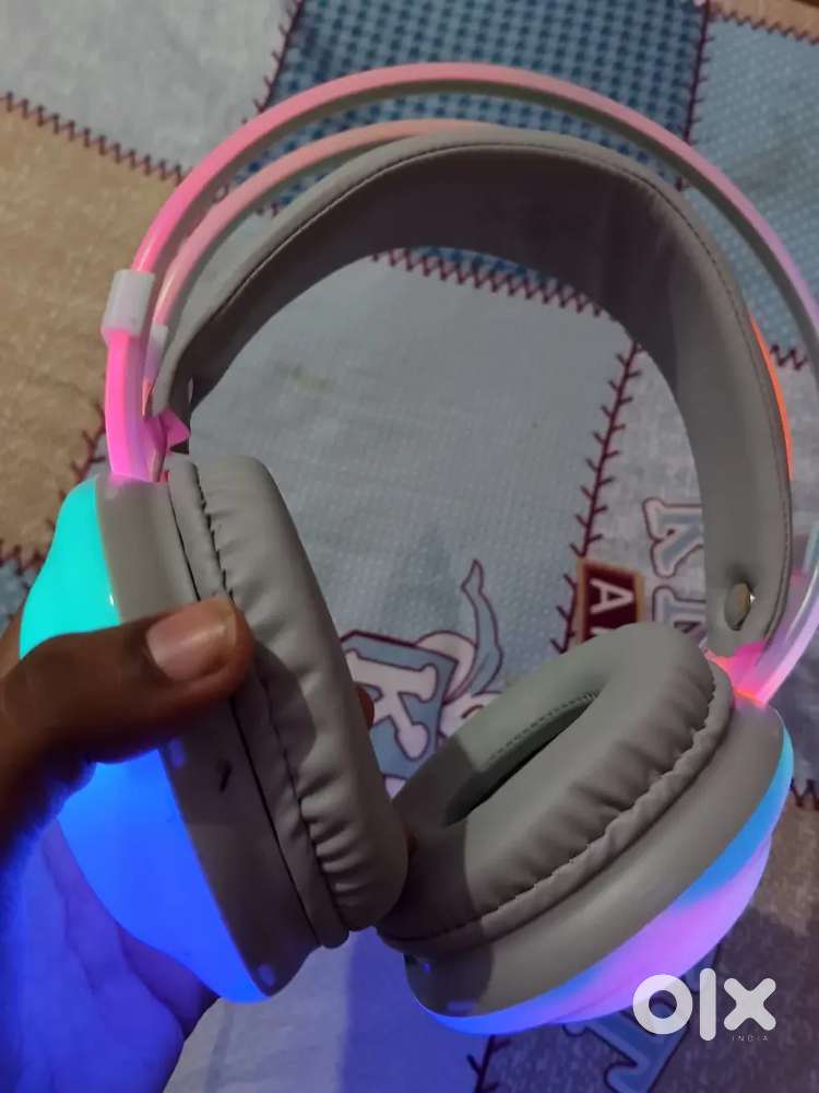 U and i wireless headphone and compact earbuds