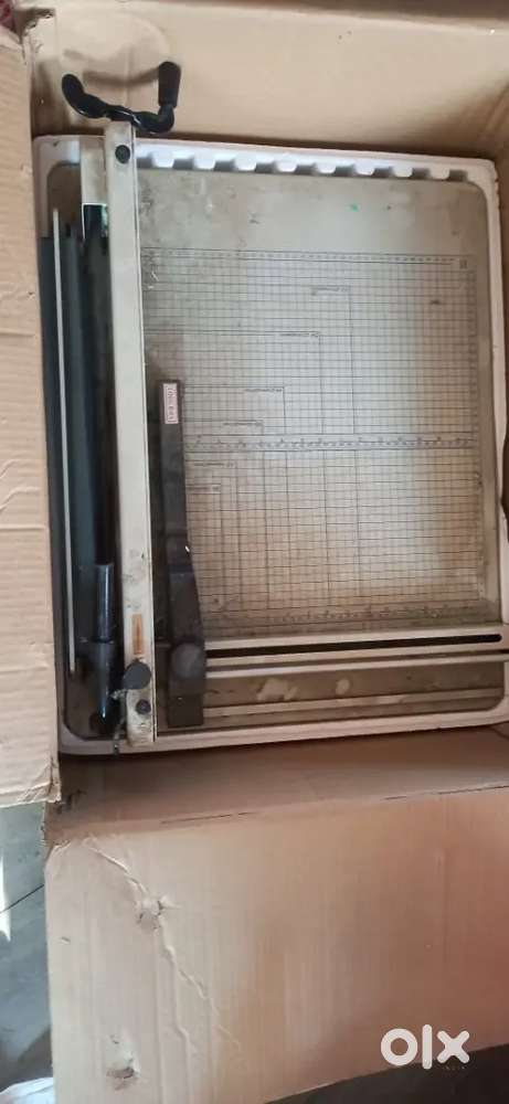 Paper and wiper cutting machine