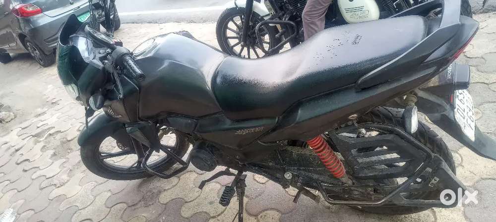 Well maintained single hand driven SP125 GRAY.