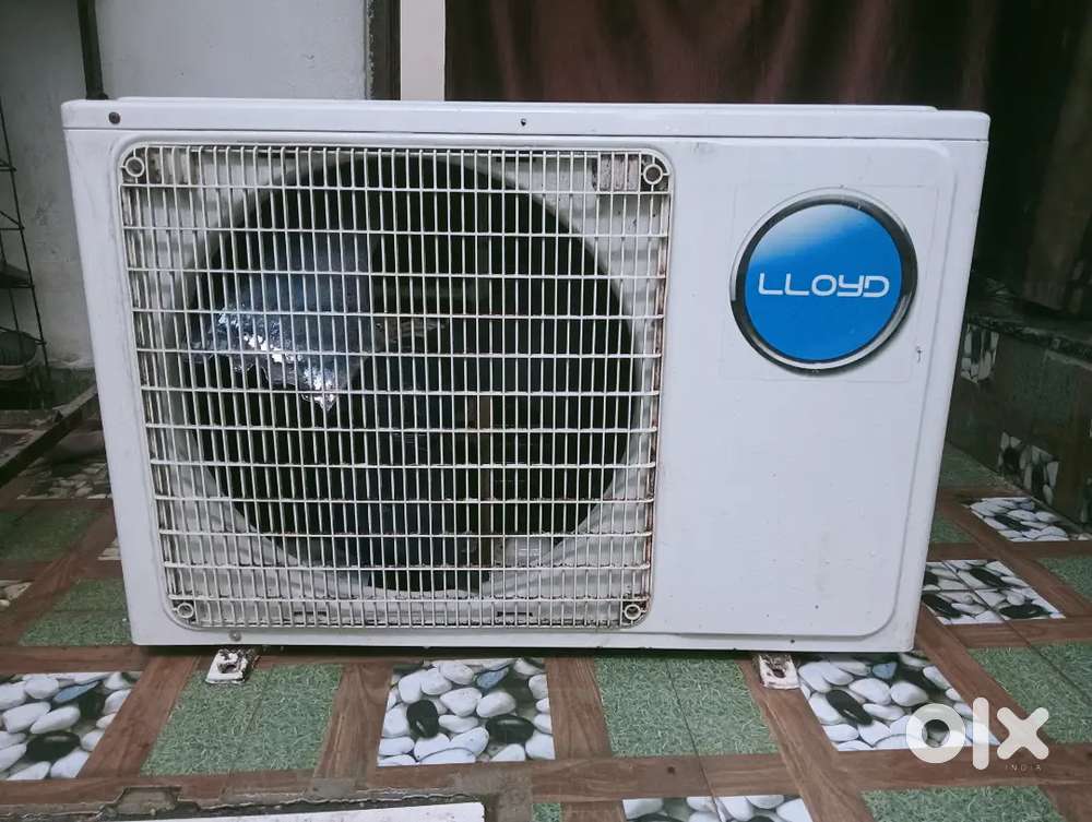 Ac 1.5 ton Lloyd AC