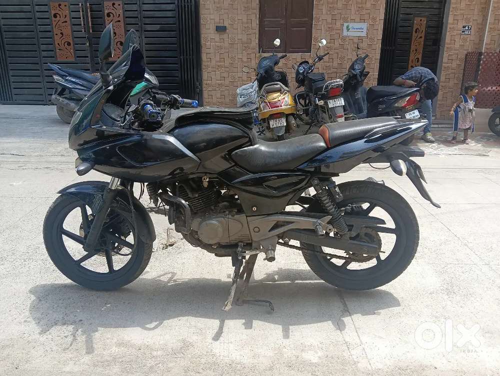 2017 BAJAJ PULSAR 220F( EMI STARTS WITH RS.15000)