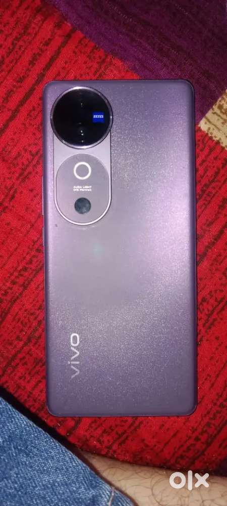 VIVO V 40.      8 128.