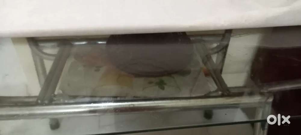 Glass table with good condition 4 chair