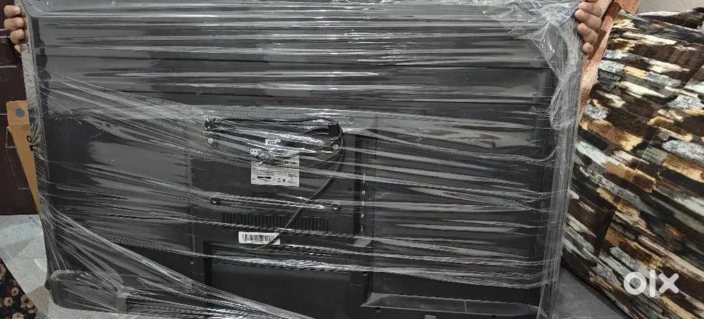 Only 4 months old 43 inch TV with billand box