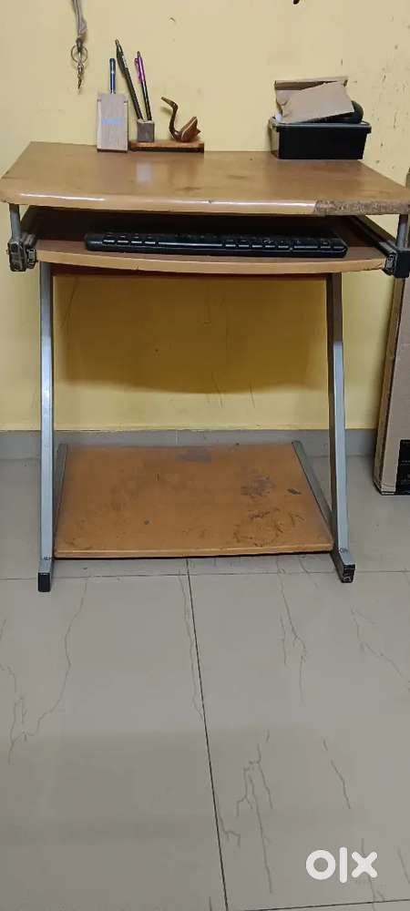 Computer table