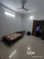 फर्निश्ड बड़ा रूम अटैच बाथरूम - बेड, टेबल, चेयर, फेन, लाइट