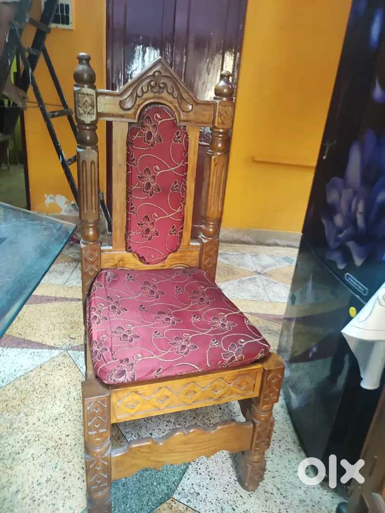 4Chairs / Dining table, glass top.