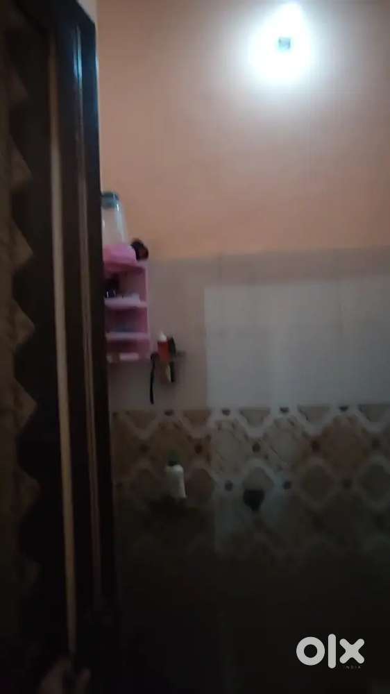 I am a working professional. Looking for Roommates