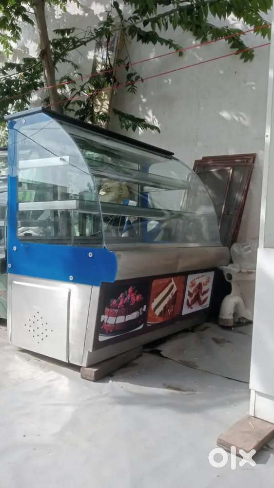 Bakery products hot and cold showcase