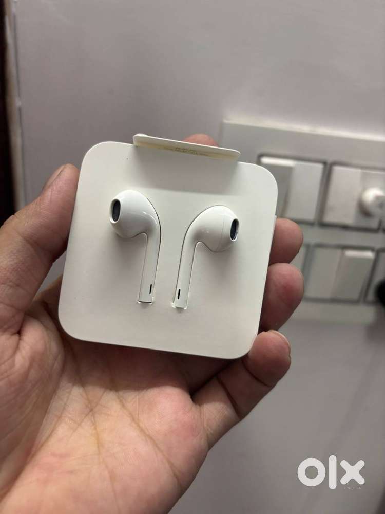 Original Apple EarPods – Lightning Connector  Used 2–3 Times Only