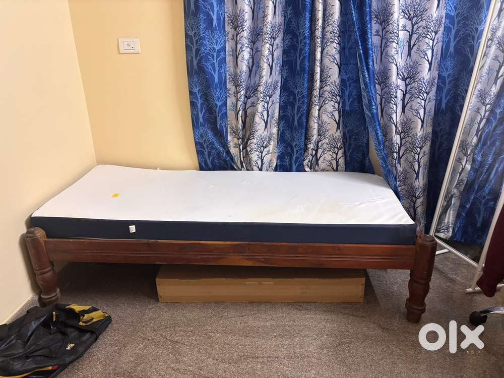 Single solid wood diwan and wakefit dual foam matress
