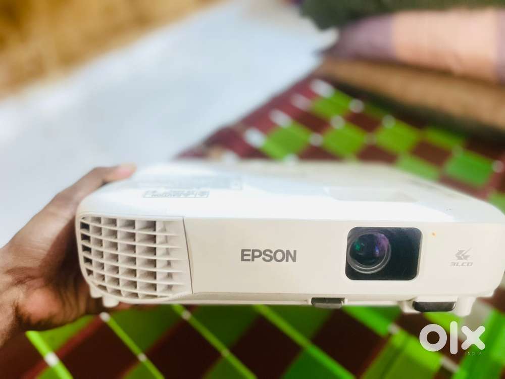 Epson EB-E01 projector