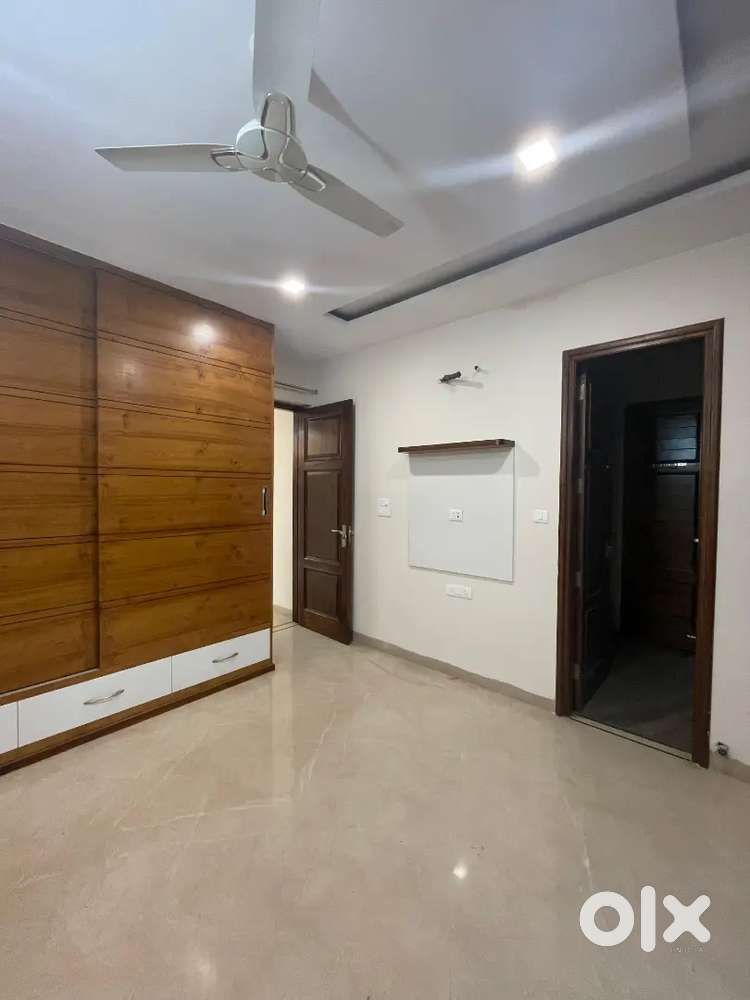 Owner free 3 bedroom D/D attached bathroom sec 38