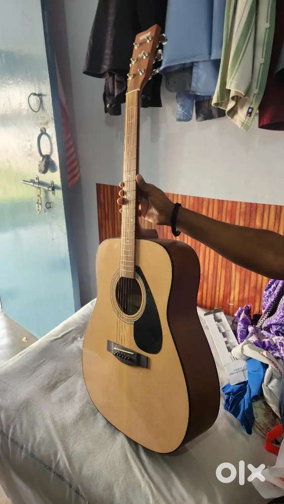 Yamaha F 280 acoustic guitar