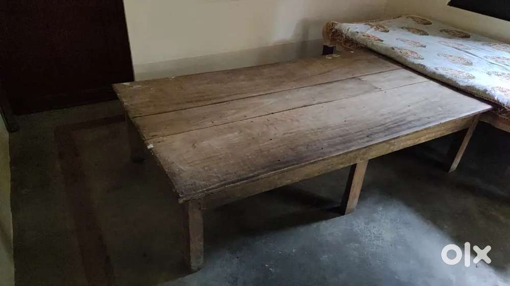 A simple 6x3 feet cot with 6 legs.