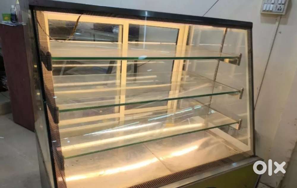 Cake display counter