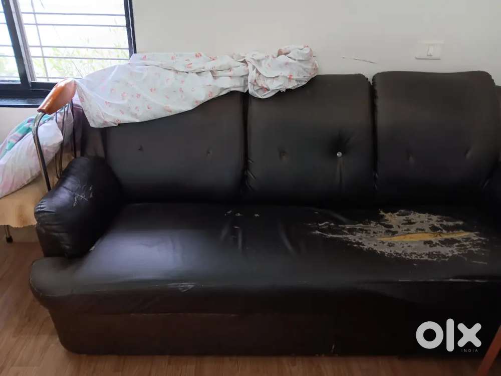 WANT TO SELL SOFA AND 2 CHAIRS WHICH YOU WILL BE ABLE TO SEE JN PHOTO