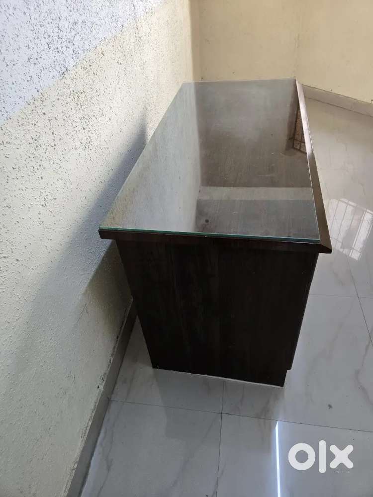 Computer Table with toughened glass top