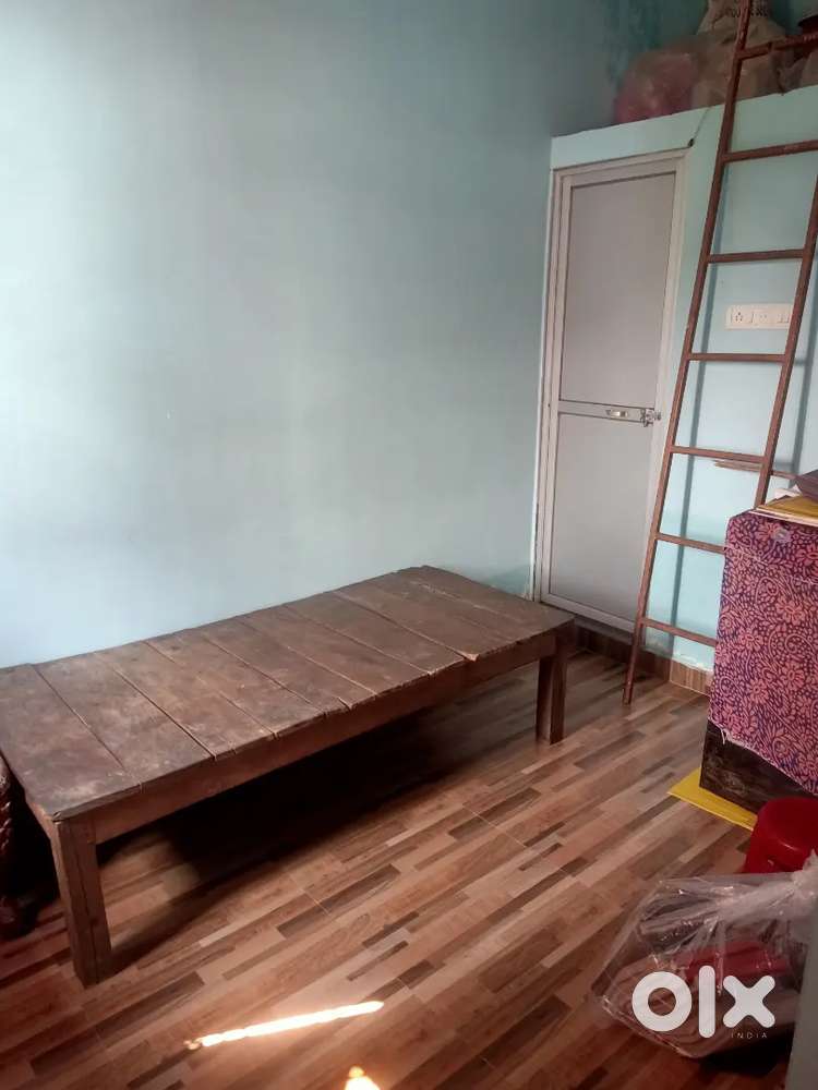 Single room available for girls, students