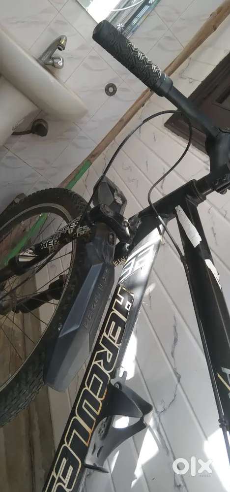 Hercules Cycle  Disk Brakes  Excellent Condition  1 Year Used Only