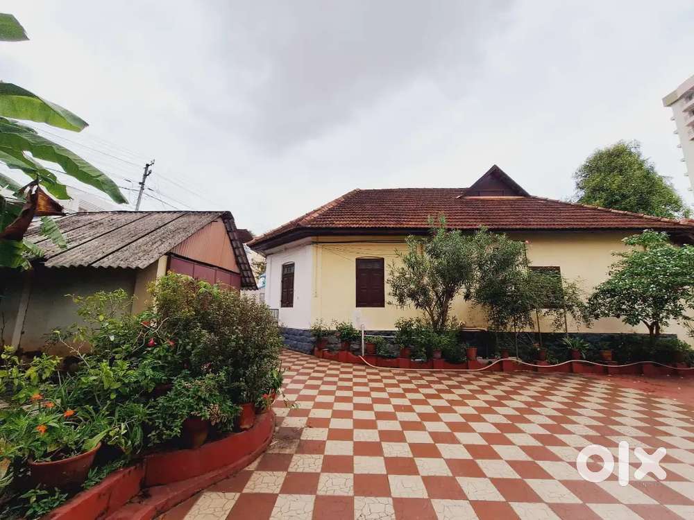 At Sasthamangalam spacious traditional house rent for office purpose