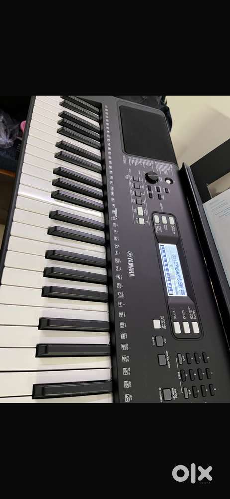 Yamaha PSR E373 Keyboard with cover , stand , Books, Adaptor