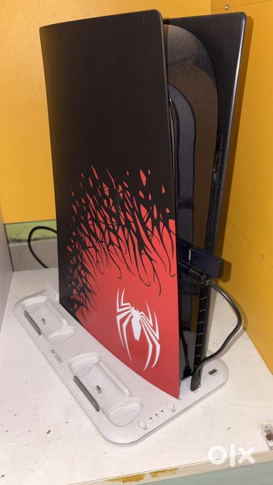 Ps5 good condition with 8 games and extra controller