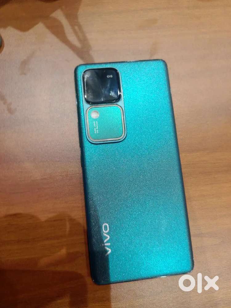 Selling Vivo V30