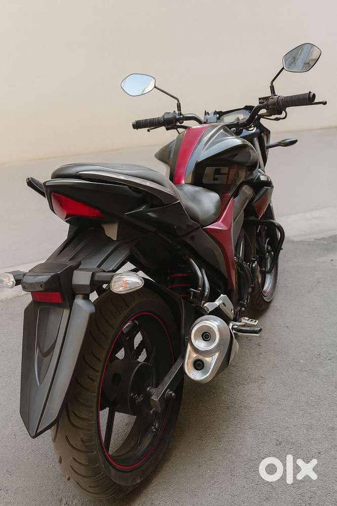 Suzuki Gixxer 155cc – Black & RED  Excellent Condition  Single Owner