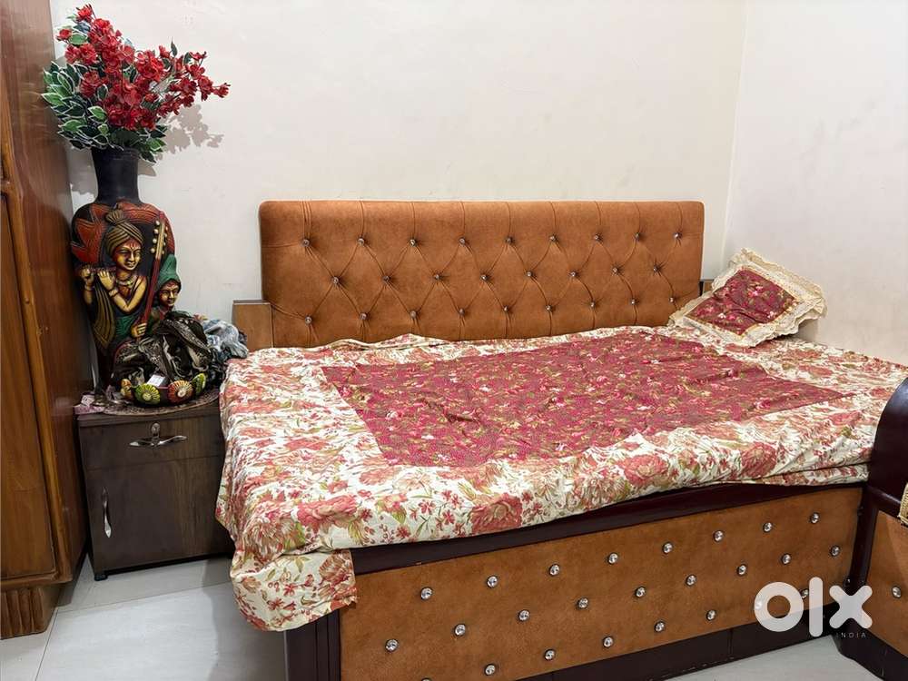 Queen size single bed and chairs