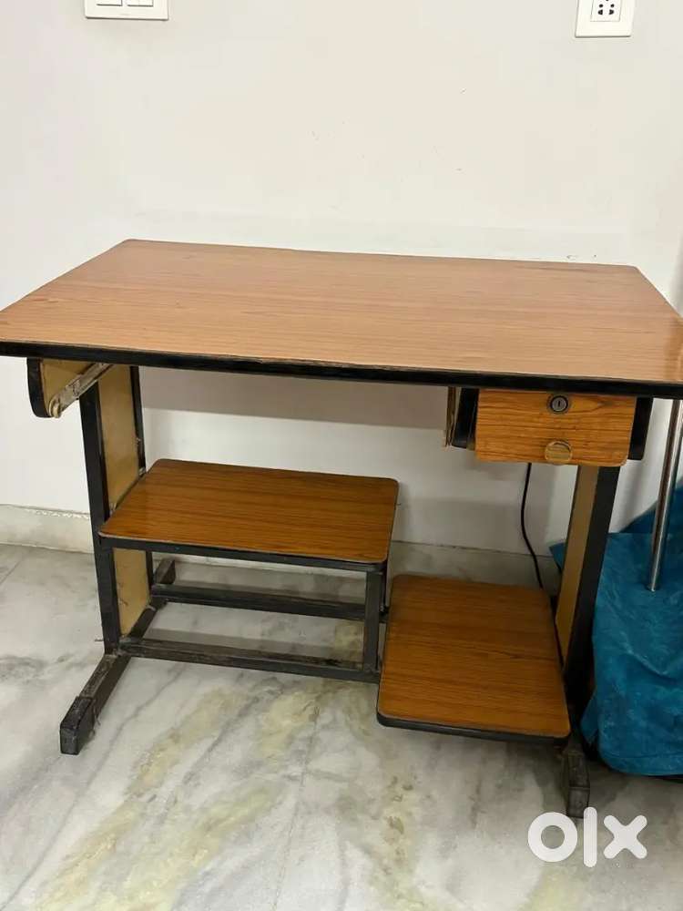 Computer table