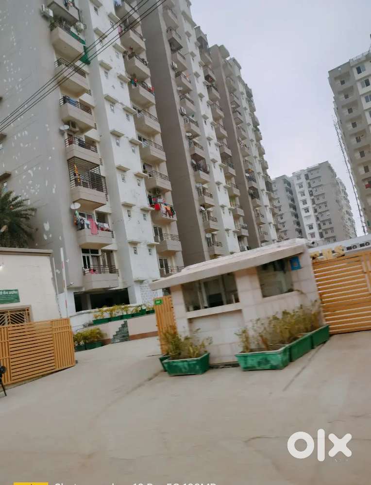 BCC apartment ke piche plot available hai with 30 feet road