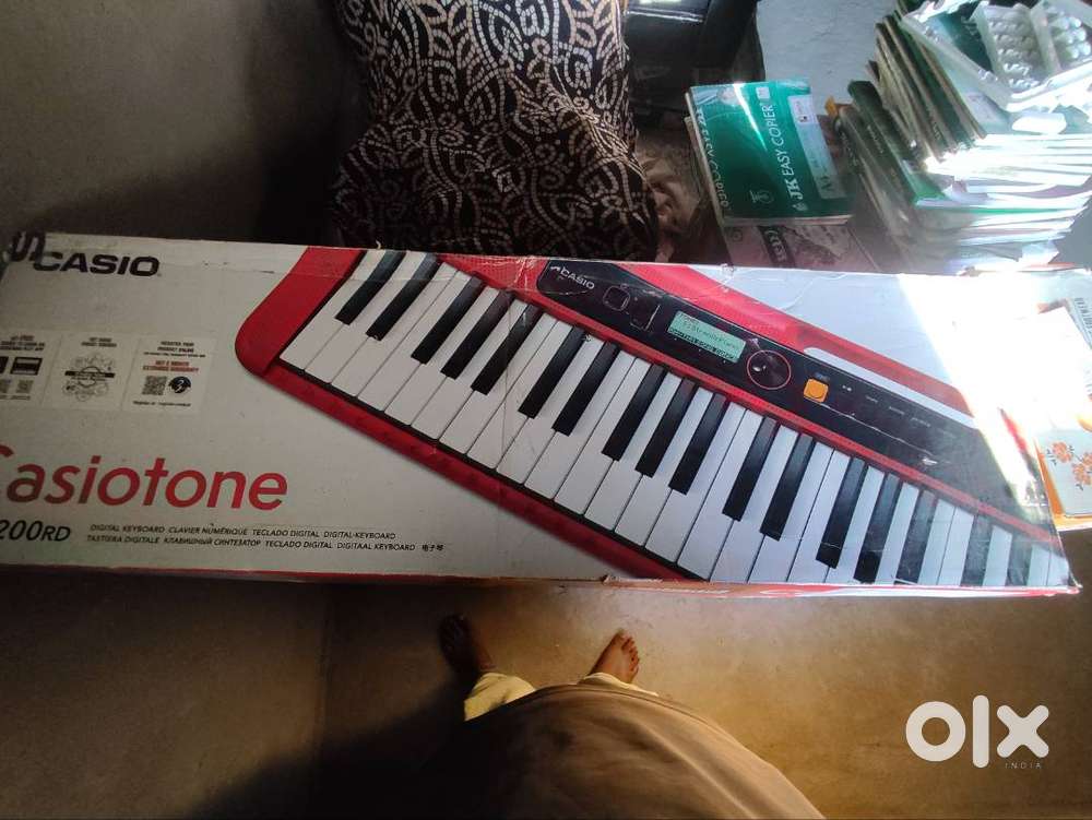 Casio CT-S200 piano keyboard with adaptor